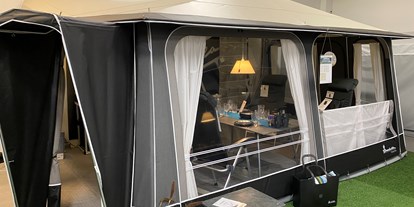 Wohnwagenhändler - Campingshop - Dänemark - Große Ausstellung mit Isabella wohnwagenvorzelt - Jysk Caravan Center 