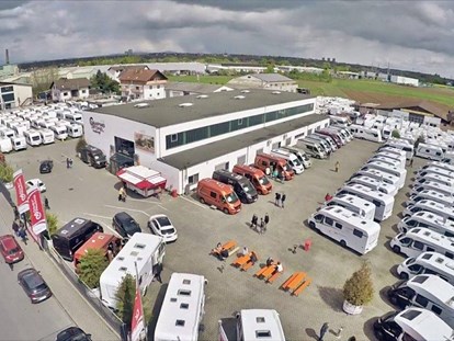 Caravan dealer - Servicepartner: Thule - Germany - Unser Gelände mit der Ausstellung - Camping-Center Vöpel GmbH