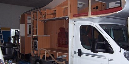 Wohnwagenhändler - Campingshop - Deutschland - Seitenwanderneuerung in unserer Fachwerkstatt - Degen Caravan KG