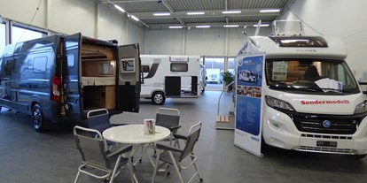 Wohnwagenhändler - Verkauf Reisemobil Aufbautyp: Teilintegriert - Schweiz - Grosszügiger Showroom - Alco Wohnmobile AG