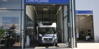 Caravan dealer - Verkauf Reisemobil Aufbautyp: Alkoven - Germany - Übergabebereich - Südsee-Caravans, G. und P. Thiele OHG