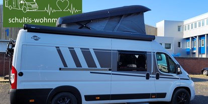 Caravan dealer - Sauerland - Knaus Van TI Vansation
Der kompakte Knaus Van TI 650 MEG kommt in der umfangreichen Ausstattung Vansation.
Er verfügt über zwei Einzelbetten im Heck (201×85 und 201×77 [cm]), die sich zum großen Bett umbauen lassen.
ein weiterer Schlafplatz entsteht durch die Umbaumöglichkeit der Sitzgruppe:
Kompakte Außenmaße für mit 696 cm Länge und 220 cm Breite: - Schultis-Wohnmobil.de