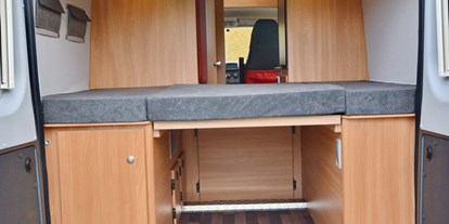 Caravan dealer - Reparatur Reisemobil - Switzerland - OrangeCamp K6 Reisemobil - Sehr grosser Heckstauraum mit Gasflaschenfach und 130l Frischwassertank - WoMo Vermietung GmbH
