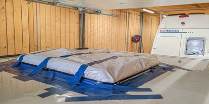 Wohnwagenhändler - Deutschland - Feuchtigkeitsschaden auf einem Wohnwagen Dach - Dichtigkeitsprüfung - Austausch Fenster - Caravan Service Stehmeier - CARAVAN SERVICE Stehmeier