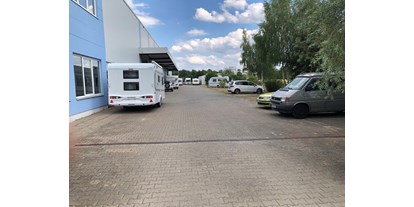 Wohnwagenhändler - Verkauf Reisemobil Aufbautyp: Integriert - Brandenburg - Ein Teil der Außenfläche - Caravan Company Berlin Schötzau u. Sohn