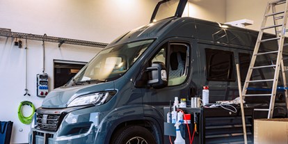Wohnwagenhändler - Campingshop - Deutschland - Wohnmobilwerkstatt für alle Marken und Wohnmobiltypen mit Hebebühne - Reisemobile MKK
