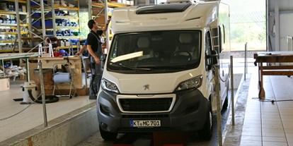 Wohnwagenhändler - Vermietung Reisemobil - Franken - Einbauten und Reparaturen führen wir in unserer qualifizierten Fachwerkstatt durch. - maincamp GmbH