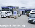 Wohnmobilhändler: schaffer-mobil Eingang zum Fahrzeugverkauf, Zubehör-Shop und Anmeldung Stellplatz - schaffer-mobil Wohnmobile GmbH