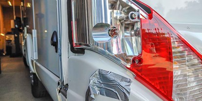 Wohnwagenhändler - Gasprüfung - Bayern - Unfallschaden, Streifschaden, Anfahrschaden an einem Wohnmobil zur Reparatur - Caravan Service Stehmeier - CARAVAN SERVICE Stehmeier