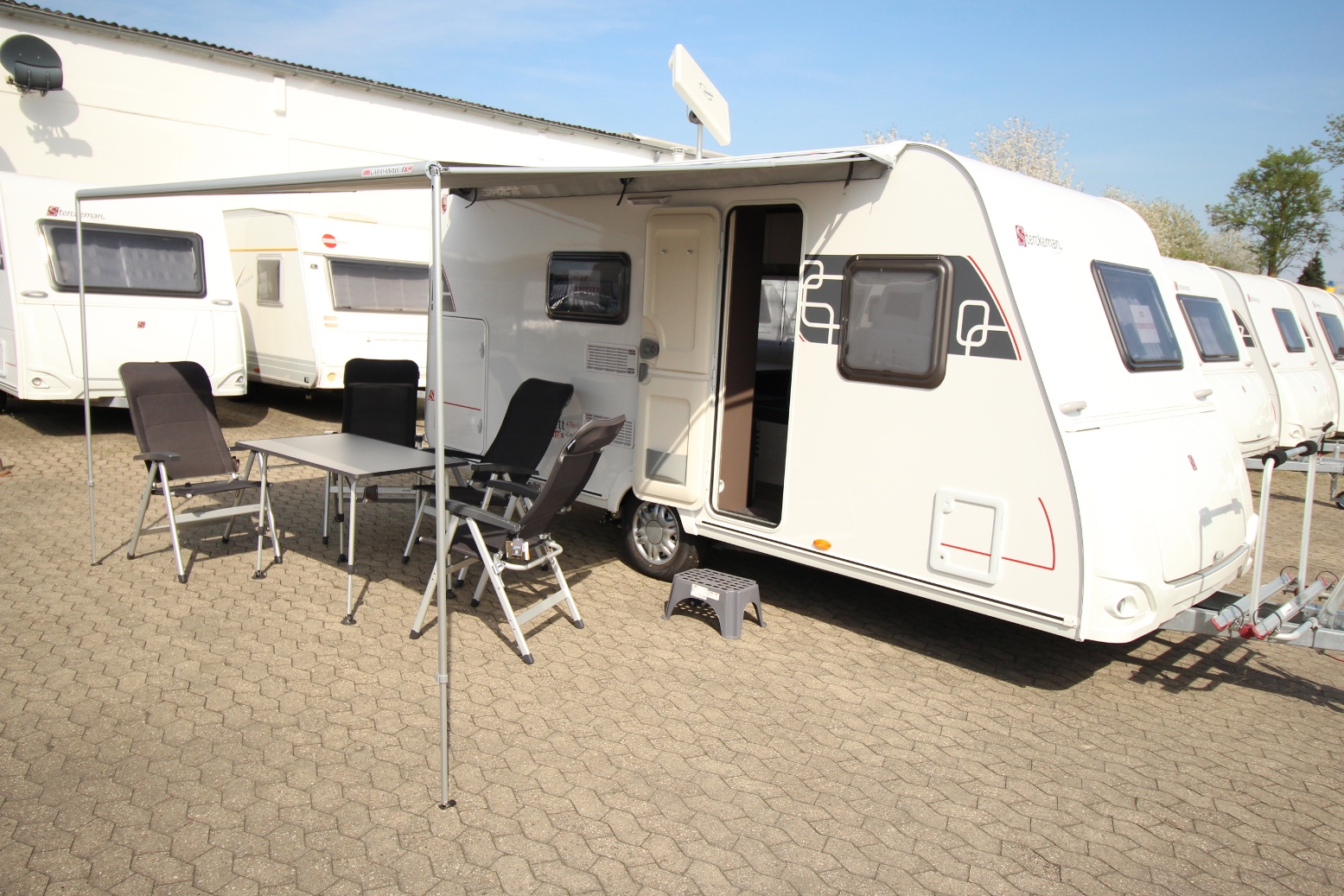 RV dealer - Das Mietfahrzeug. Ausstattung: SAT mit TV, Rangierhilfe, Solaranlage, Autark Paket, Markiese, Fahrradträger. - G.F.H Freizeitmobile