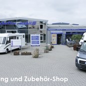 Wohnmobilhändler - schaffer-mobil Eingang zum Fahrzeugverkauf, Zubehör-Shop und Anmeldung Stellplatz - schaffer-mobil Wohnmobile GmbH