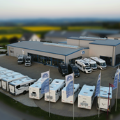 Wohnwagenhändler: Ausstellungshalle mit Werkstatt und Freigelände - AMB Reisemobile GmbH