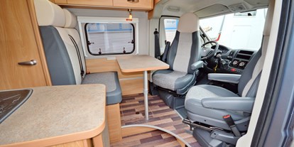 Caravan dealer - Markenvertretung: Pössl - OrangeCamp K6 Reisemobil - Grosszügige Dinette   - WoMo Vermietung GmbH