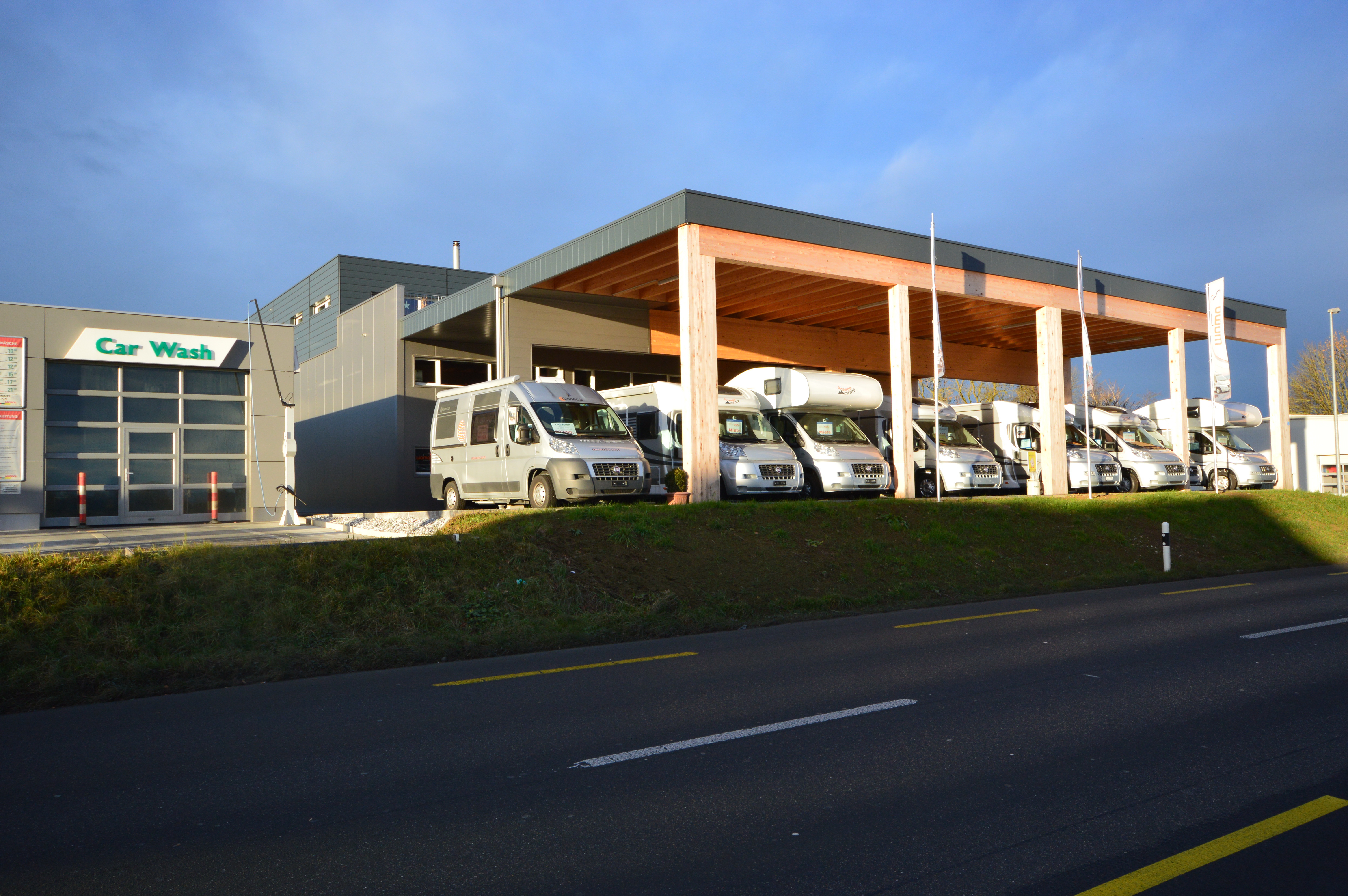 RV-dealer - Wohnmobil Ausstellung unter Dach - wettersicher!
Abstellplätze gedeckt - WoMo Vermietung GmbH