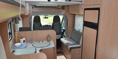 Caravan dealer - Markenvertretung: Globecar - OrangeCamp D55 mit Hubbett - WoMo Vermietung GmbH