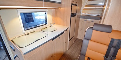 Caravan dealer - Reparatur Reisemobil - Thurgau - OrangeCamp D4 mit Option Ledersitzgruppe - WoMo Vermietung GmbH