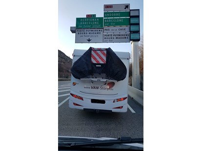 Wohnwagenhändler - Serviceinspektion - Testfahrt mit eingebauter Vollluftfederung durch die Pyrenäen,... - VAN - STORE GOLDSCHMITT PREMIUMPARTNER