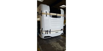 Caravan dealer - Reparatur Wohnwagen - Unfallschadeninstandsetzung:
Komplettes Heckteil an einem KNAUS ersetzt. - TRUCK CENTER DUCKE GMBH&CO.KG