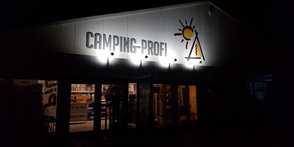 Caravan dealer - Verkauf Zelte - Saxony - Shop bei Nacht - CarWo