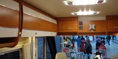 Caravan dealer - Serviceinspektion - Austria - So luxuriös sieht er innen aus, in der Mitte darf zentral ein Fernseher wohnen. - WFC Wohnmobile