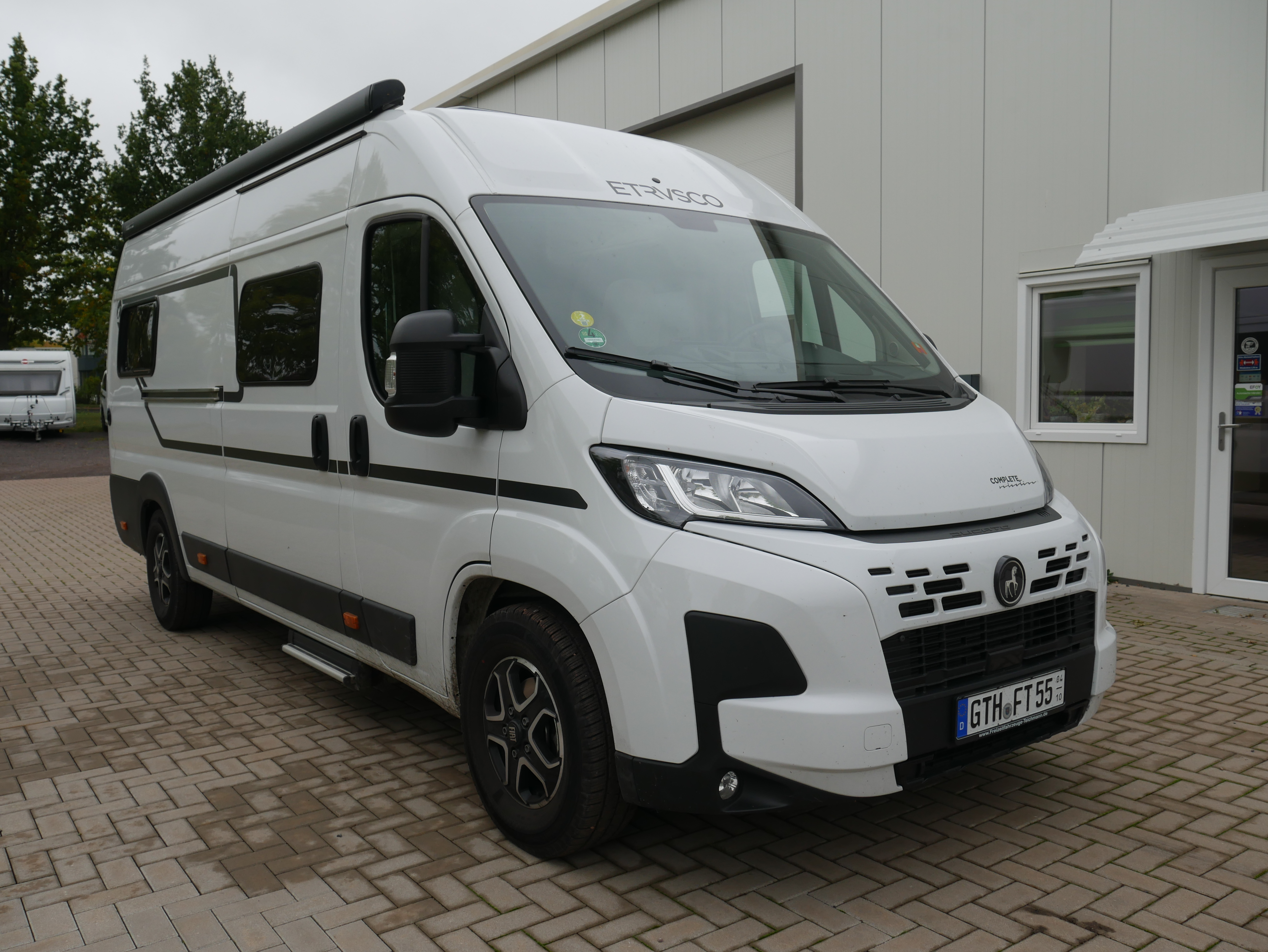 Wohnwagenhändler - Wohnmobil/Kastenwagen ETRUSCO CV 640 PB mit höhenverstellbarem Bett im Heckbereich, M + S Reifen mit Alpine, Gebrauchtfahrzeug sofort verfügbar