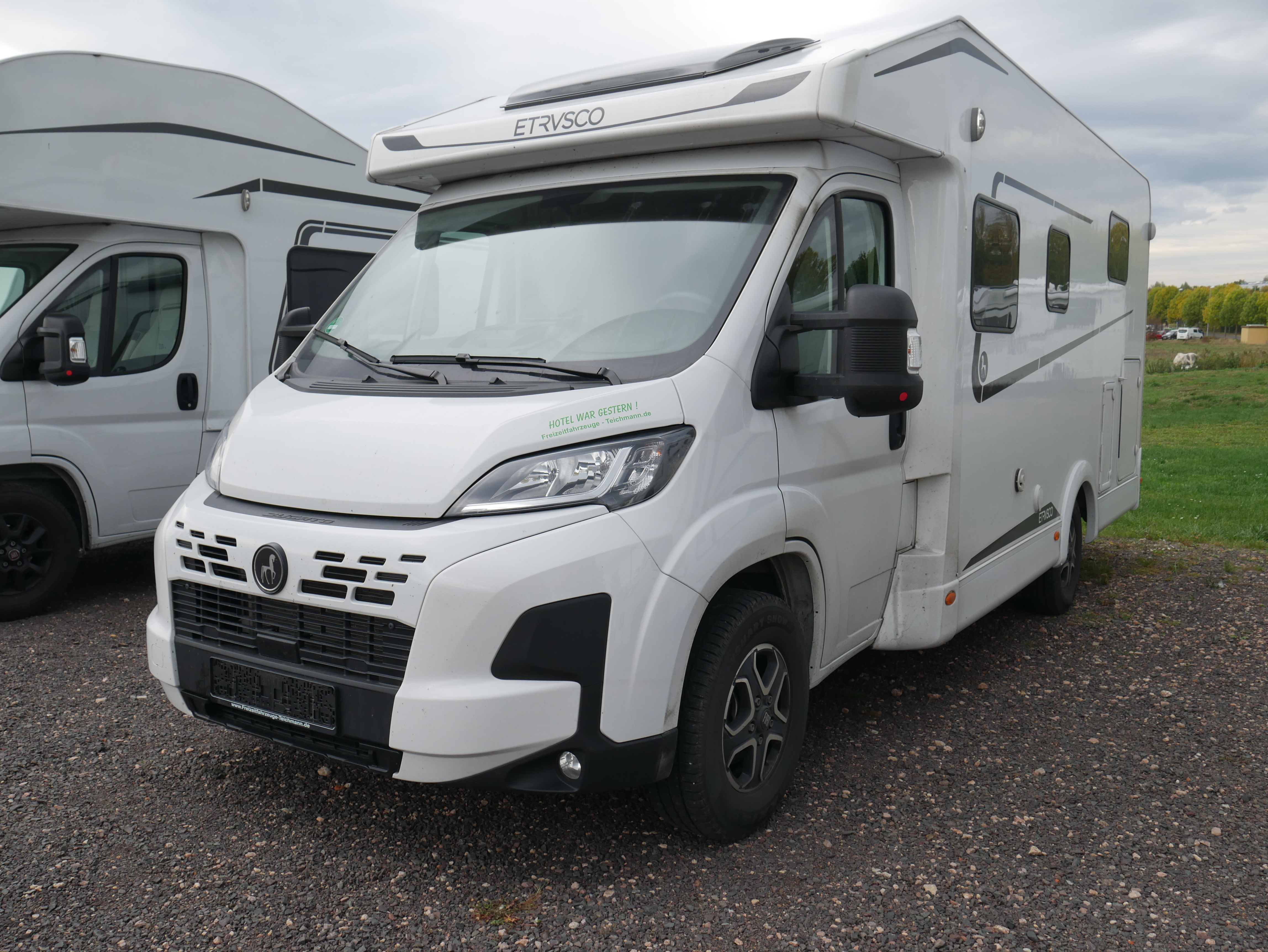 Caravandealer - Wohnmobil ETRUSCO T 6.9 SB Base mit Hubbett, Automatik, M+S Reifen Alpine, Gebrauchtfahrzeug sofort verfügbar