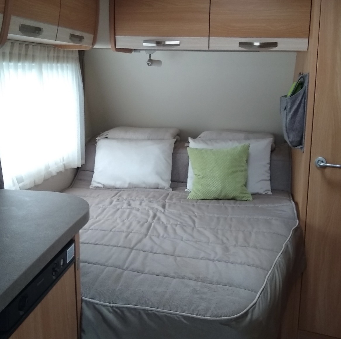 Wohnwagen-Verkauf: Doppelbett (extra angefertigte Kaltschaummatrazen) mit Dekopaket - Jörn Döring: Knaus Südwind 500 FU