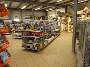 Wohnmobilhändler: großzügiger Campingzubehörshop - Dyck-Scharl Caravaning