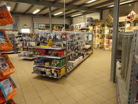 Wohnmobilhändler: großzügiger Campingzubehörshop - Dyck-Scharl Caravaning