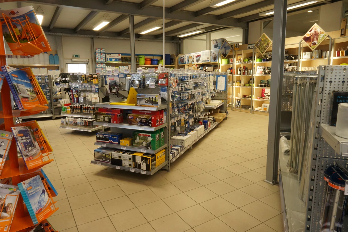 Wohnmobilhändler: großzügiger Campingzubehörshop - Dyck-Scharl Caravaning