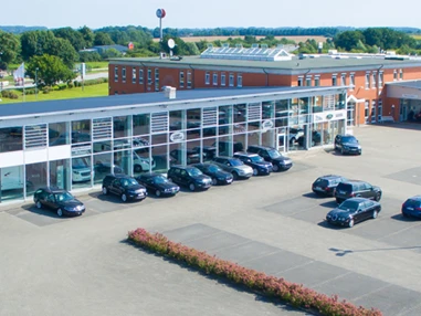 Wohnmobilhändler: Unsere Ausstellungshalle an der Eichkoppel 1 - Premium Mobile Kuntz GmbH