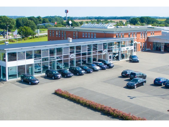 Wohnmobilhändler: Unsere Ausstellungshalle an der Eichkoppel 1 - Premium Mobile Kuntz GmbH