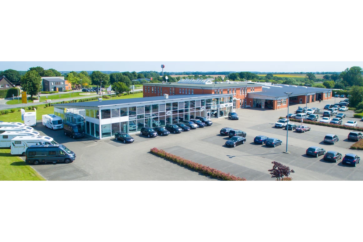 Wohnmobilhändler: Unsere Ausstellungshalle an der Eichkoppel 1 - Premium Mobile Kuntz GmbH