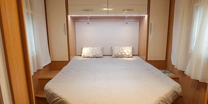 Wohnwagenhändler - Metzingen - Wohnmobil mit Queensbett / Hubbett ausleihen  - AlbCamper Wohnmobilvermietung, Wohnmobil mieten