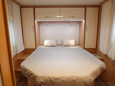 Wohnmobilhändler: Wohnmobil mit Queensbett / Hubbett ausleihen  - AlbCamper Wohnmobilvermietung, Wohnmobil mieten