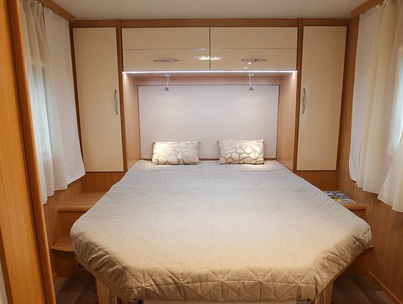 Wohnmobilhändler: Wohnmobil mit Queensbett / Hubbett ausleihen  - AlbCamper Wohnmobilvermietung, Wohnmobil mieten