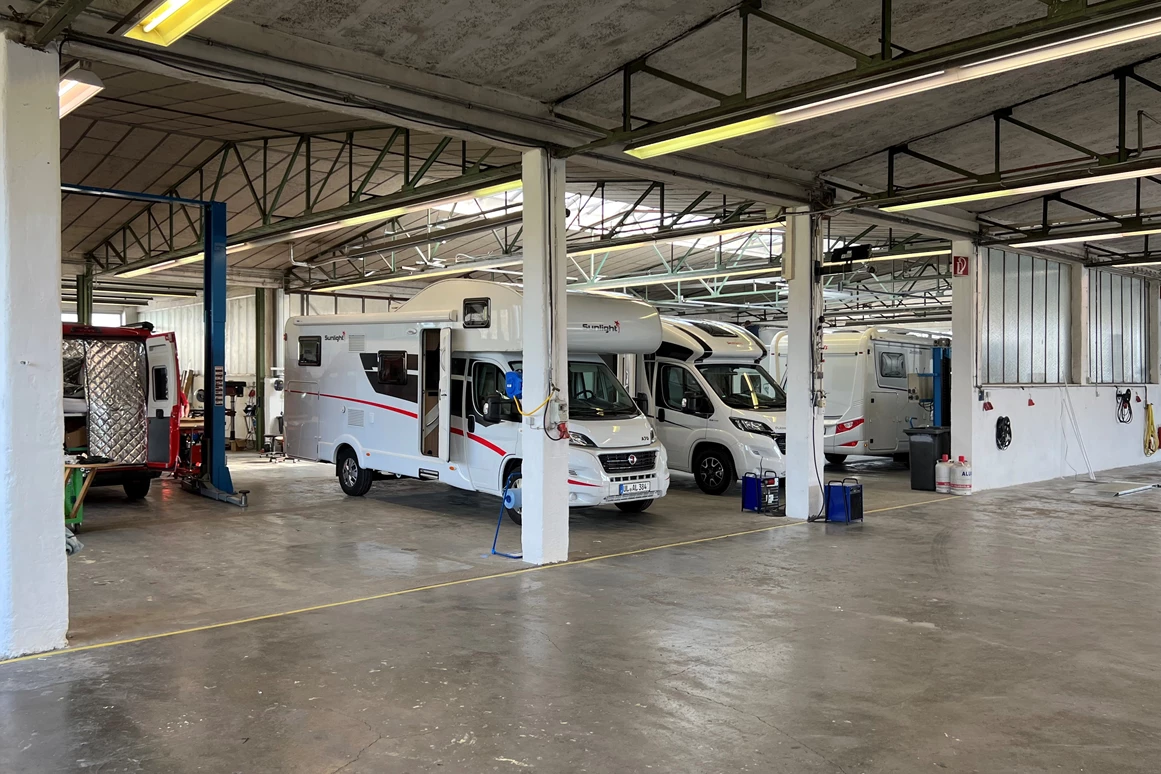 Wohnmobilhändler: Werkstattbereich - CaraService Campingwelt Weißenhorn GmbH