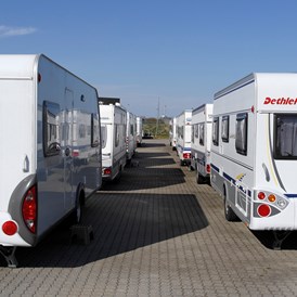 Wohnmobilhändler: Große Auswahl an gebrauchten Wohnwagen mit unterschiedlicher Ausstattung und Größe - Jysk Caravan Center 