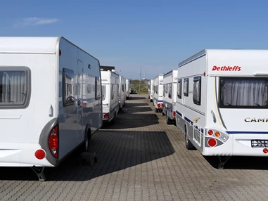 Wohnmobilhändler: Große Auswahl an gebrauchten Wohnwagen mit unterschiedlicher Ausstattung und Größe - Jysk Caravan Center