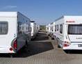 Wohnmobilhändler: Große Auswahl an gebrauchten Wohnwagen mit unterschiedlicher Ausstattung und Größe - Jysk Caravan Center 