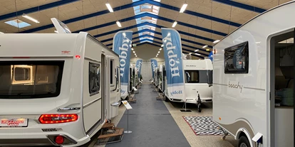 Wohnwagenhändler - Verkauf Reisemobil Aufbautyp: Alkoven - Wir sind Händler von Hobby, Knaus, Fendt, T@B, Vega Caravans sowie Ahorn und Hobby Reisemobilen und Vans - Jysk Caravan Center