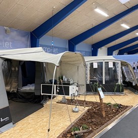 Wohnmobilhändler: Zeltanhänger-Ausstellung mit Camp-let - Jysk Caravan Center 