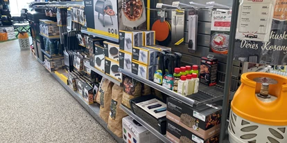 Wohnwagenhändler - Verkauf Reisemobil Aufbautyp: Alkoven - Große Auswahl an Grills und Zubehör von Cadac, Mestic, Everdure, Ooni und Nomadiq - Jysk Caravan Center