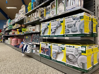 Wohnmobilhändler: Große Auswahl an Melamingeschirr in verschiedenen Farben. Viele verschiedene Artikel werden sowohl in Sets als auch einzeln verkauft - Jysk Caravan Center