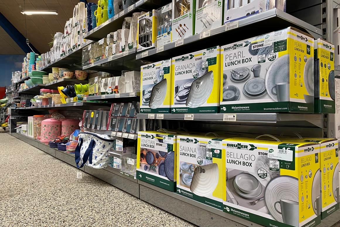 Wohnmobilhändler: Große Auswahl an Melamingeschirr in verschiedenen Farben. Viele verschiedene Artikel werden sowohl in Sets als auch einzeln verkauft - Jysk Caravan Center