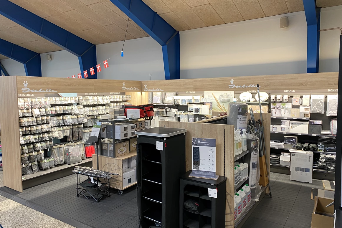 Wohnmobilhändler: Große Isabella-Abteilung mit Ersatzteilen für wohnwagenvorzelt - Jysk Caravan Center