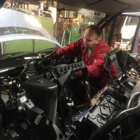 Wohnmobilhändler: Reparaturen am Fahrgestell durch LKW Service Voos in Solingen - Reisemobilhandel Thomas Mayr