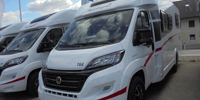 Caravan dealer - Reparatur Wohnwagen - Upper Austria - Sunlight T68 Modell 2018 
Motorisierung 2,3l MJet 130 PS
Chassis-Paket:
ESP inkl. ASR und Hillholder
Klimaanlage Fahrerhaus manuell
Airbag Beifahrerseite
Beifahrersitz höhenverstellbar
Außenspiegel elektrisch und beheizbar 
Tempomat
Radiovorbereitung mit Lautsprechern
Fiat Spiegelantenne (integriert im Außenspiegel)
Basic-Paket:
Panorama-Dachlüfter (Midi Heki)
Klarglas Dachhauben (Mini Hekis)
Duschraumverkleidung
Holzduschrost
Garderobe
Captain Chair Sitz
Überzug für Captain Chair Sitz
in Wohnweltstoff 
Kleiderstange in Nasszelle 
2. Steckdose Dachschrank
über Küchenblock
LED Innenleuchte 
Chassis Comfort Paket:
16“ original Fiat Alufelgen
Lederlenkrad und Schaltknauf in Lederausführung
Instrumententafel mit Chromfelgen 
Armaturentafel mit Applikationen (Techno-Trim)
LED-Tagfahrlichtstreifen
Scheinwerfer mit schwarzem Rahmen
Kühlergrill in Glänzend Schwarz
Zusatzausstattung:
Hubbett
Fenster in T-Haube
Stauraumklappe links
Bettumbau Einzelbett zu Doppelbett
Großer Kühlschrank
12V TV Vorverkabelung inkl. Flachbildschirmhalter
Listenpreis: € 58.900,-
Inkl. Fracht & Typisierung
AKTION: bei Kauf von Neuwagen
Automatische SAT-Anlage + 22“ Fernseher
Statt € 3.000.- nur € 1.500.-
 - Beiskammer Auto GmbH