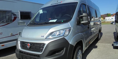 Caravan dealer - Reparatur Wohnwagen - Upper Austria - Sunlight Cliff 640 Modell 2018
Motorisierung 2,3L MJet 130 PS
Basic Paket:
Captain-Chair Sitze
Holzrost in Duschwanne
Kleiderbügel um Dachhaube 280x280
Trittstufe elektrisch Ausfahrbar
Fenster in Nasszelle
Arbeitsplattenverlängerung Küche
Remis Fahrerhausverdunklung
Fliegengittertür 
Chassis Paket:
Klimaanlage Fahrerhaus Manuell
Beifahrer-Airbag
Elektrische Außenspiegel
Beifahrersitz Höhenverstellbar
120L Dieseltank
Tempomat
Zusatzausstattung:
Nebelscheinwerfer
Einparkhilfe hinten
Chassis Außenfarbe Grau Metallic
TV Vorverkabelung
Truma DuoControl Gasregler, Crashsensor, Umschaltautomatik und Eis-Ex
Listenpreis: € 53.900,-
Inkl. Fracht & Typisierung
AKTION: bei Kauf von Neuwagen
Automatische SAT-Anlage + 22“ Fernseher
Statt € 3.000.- nur € 1.500.-
 - Beiskammer Auto GmbH