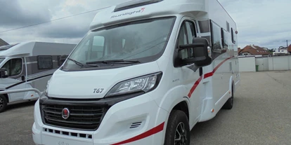 Caravan dealer - Reparatur Wohnwagen - Upper Austria - Sunlight T67 Modell 2018
Motorisierung 2,3l MJet 130 PS
Chassis-Paket:
ESP inkl. ASR und Hillholder
Klimaanlage Fahrerhaus manuell
Airbag Beifahrerseite
Beifahrersitz höhenverstellbar
Außenspiegel elektrisch und beheizbar 
Tempomat
Radiovorbereitung mit Lautsprechern
Fiat Spiegelantenne (integriert im Außenspiegel)
Basic-Paket:
Panorama-Dachlüfter (Midi Heki)
Klarglas Dachhauben (Mini Hekis)
Duschraumverkleidung
Holzduschrost
Garderobe
Captain Chair Sitz
Überzug für Captain Chair Sitz in Wohnweltstoff 
Kleiderstange in Nasszelle 
2. Steckdose Dachschrank
über Küchenblock
LED Innenleuchte 
Chassis Comfort Paket:
16“ Original Fiat Alufelgen
Lederlenkrad und Schaltknauf in Lederausführung
Instrumententafel mit Chromfelgen 
Armaturentafel mit Applikationen (Techno-Trim)
LED-Tagfahrlichtstreifen
Scheinwerfer mit schwarzem Rahmen
Kühlergrill in Glänzend Schwarz
Zusatzausstattung:
Fenster in T-Haube
2. Stauraumklappe
Großer Kühlschrank
EB Umbau zum DB
Hubbett
Listenpreis: € 58.900,-           
Inkl. Fracht & Typisierung
AKTION: bei Kauf von Neuwagen
Automatische SAT-Anlage + 22“ Fernseher
Statt € 3.000.- nur € 1.500.-
 - Beiskammer Auto GmbH